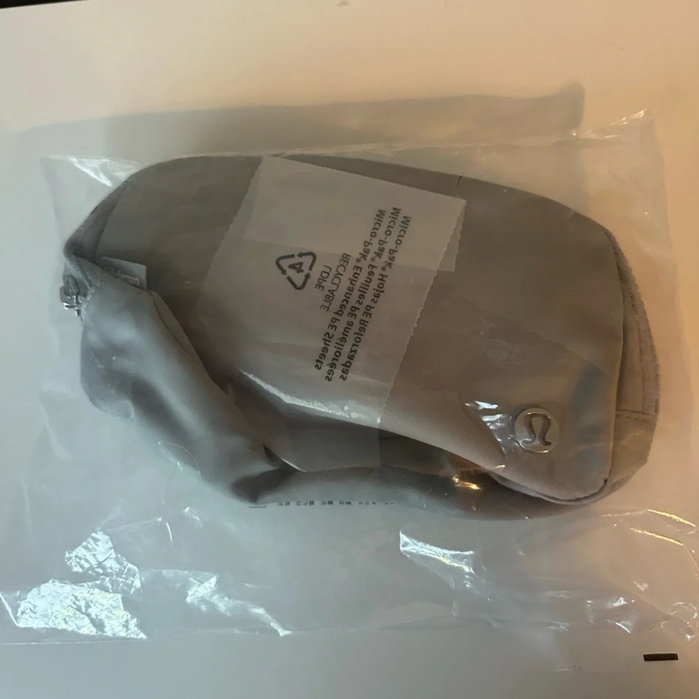 NWT!  Lululemon athletica Silver Belt Bag 1L - Picture 3 of 5